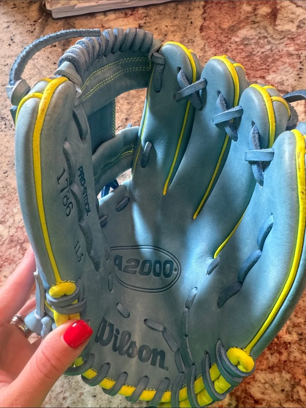 Wilson A2000 11.5in Baseball Glove - Picture 2 of 5